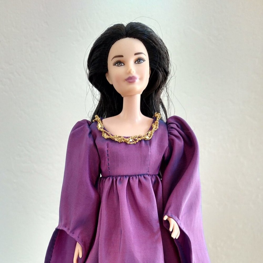 Late Medieval Costume in Taffeta and Velvet for Vi